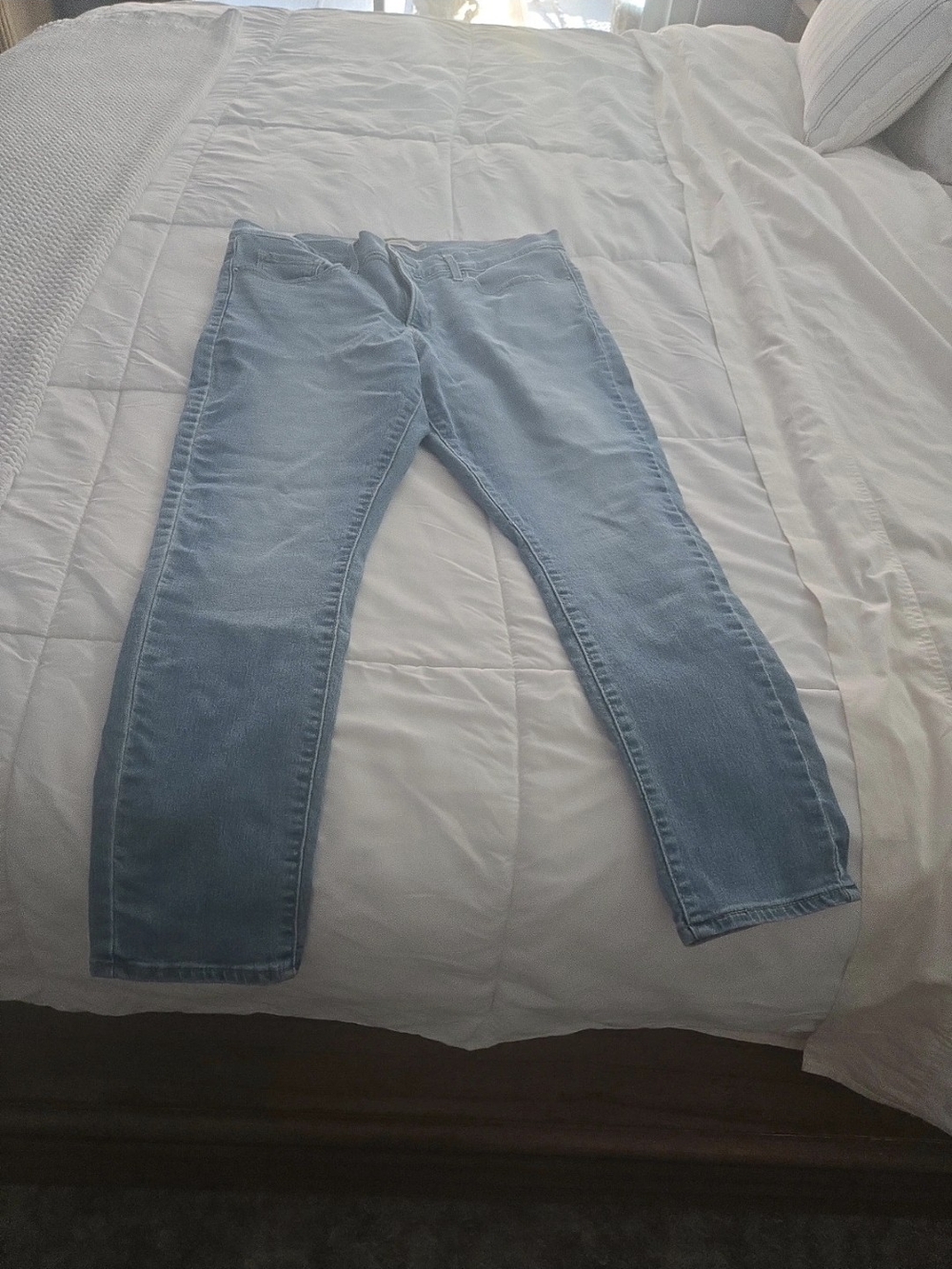 Levi's Women’s Light Blue High-Rise Jeans - Picture 3 of 9